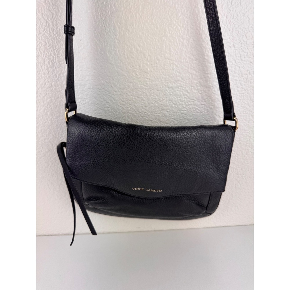 Vince Camuto Black Leather Crossbody Bag Flap Zipper Pocket‎ Adjustable Strap